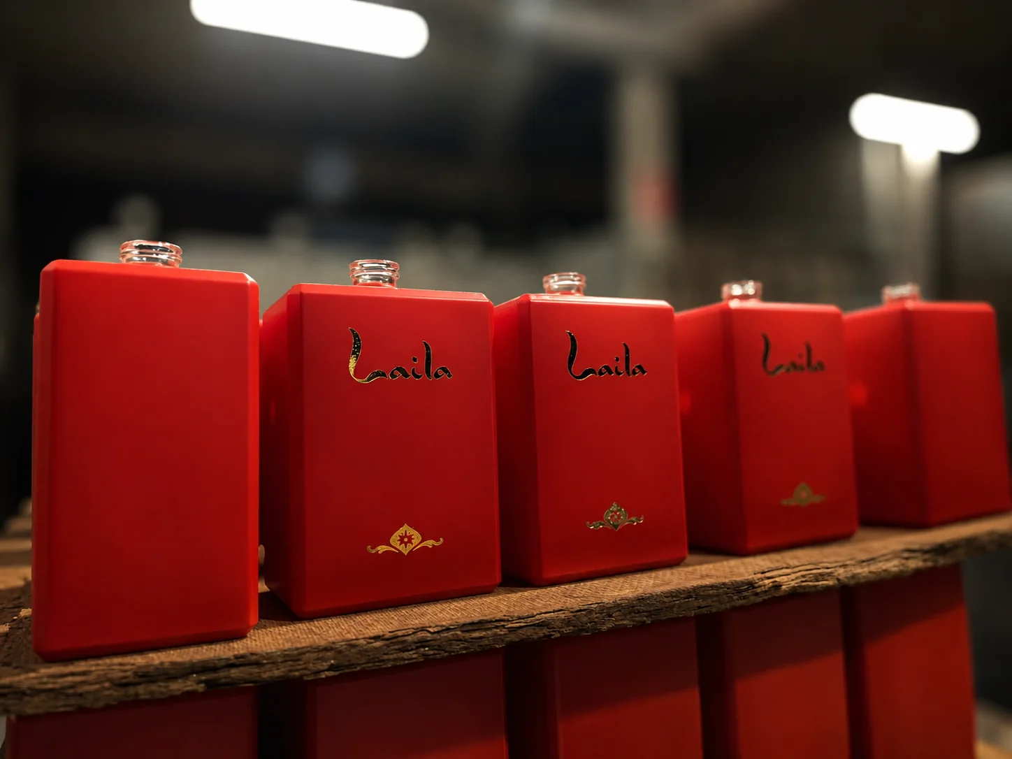 Envases rojos con detalles metalizados